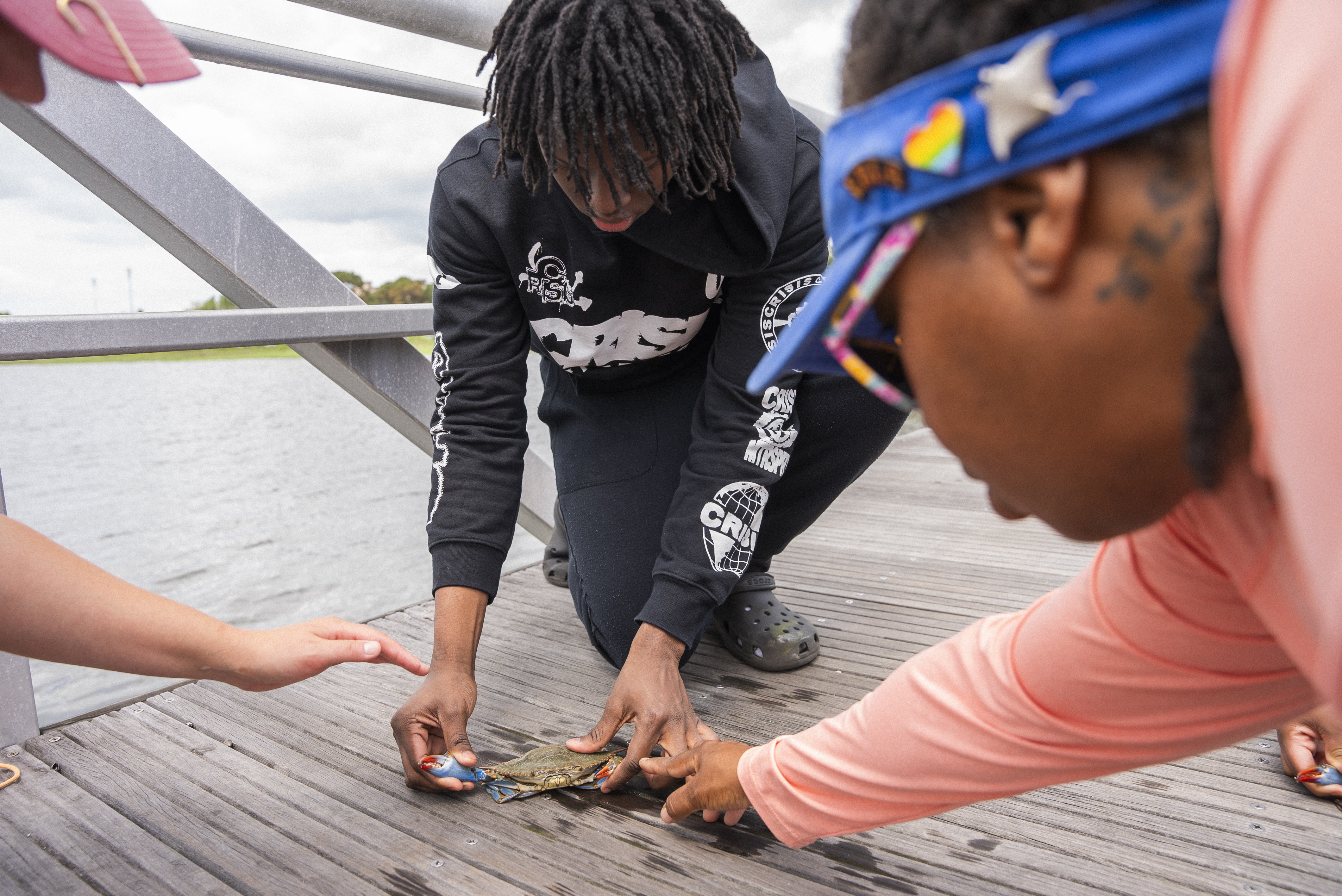 Teaching students how to pick up crabs